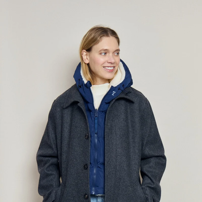 Capuche doudoune bleu marine et sherpa écru