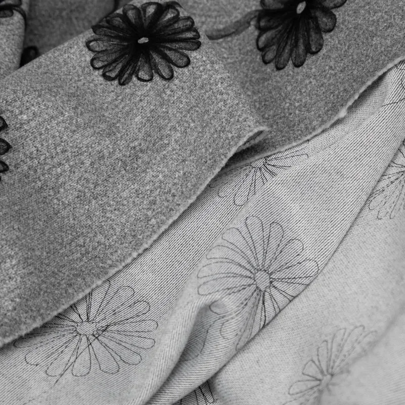 Tissu feutré avec ornements floraux | Gris & Noir | Deadstock de designer