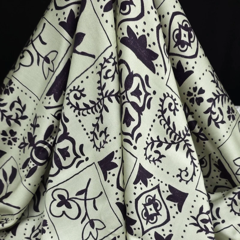 Tissu satiné 100 % Viscose | Imprimé floral botanique | Blanc cassé et Prune foncé