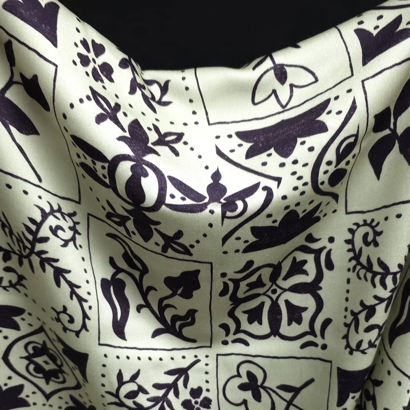 Tissu satiné 100 % Viscose | Imprimé floral botanique | Blanc cassé et Prune foncé