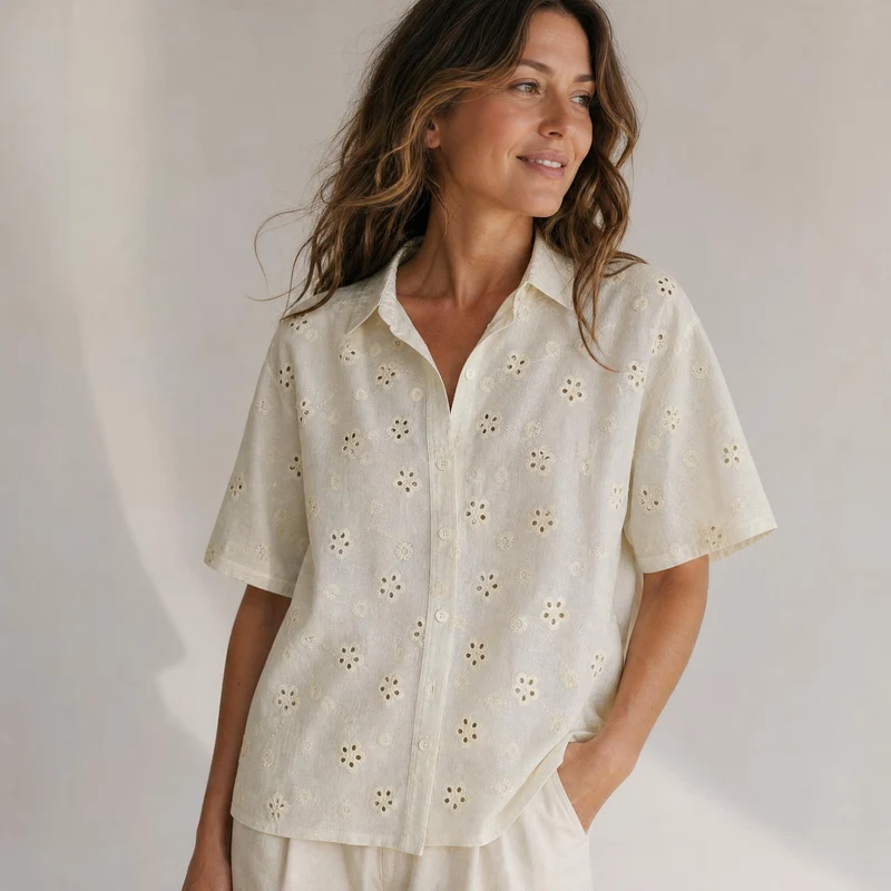 Tissu en lin et viscose brodé | Broderie florale ajourée