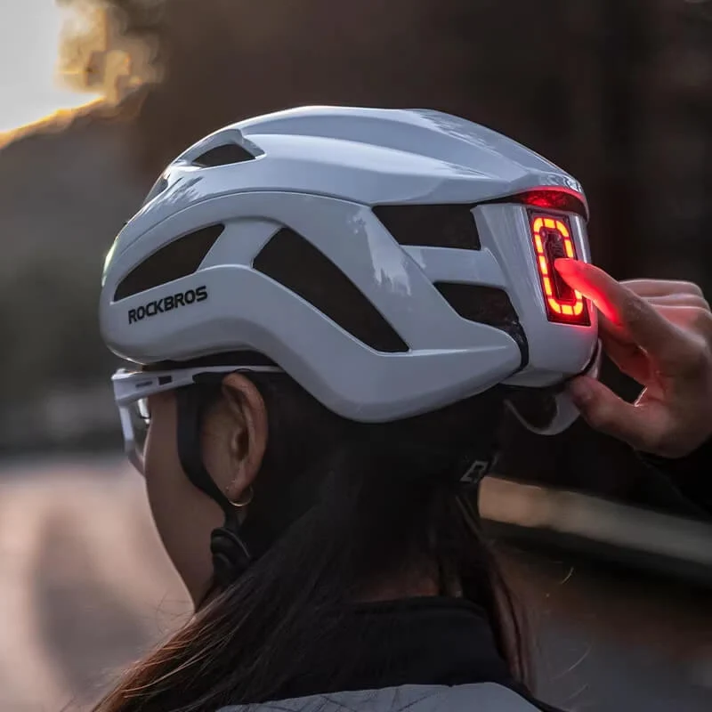 LumiRide™ | Casque velo avec éclairage avant et arrière, protection renforcée