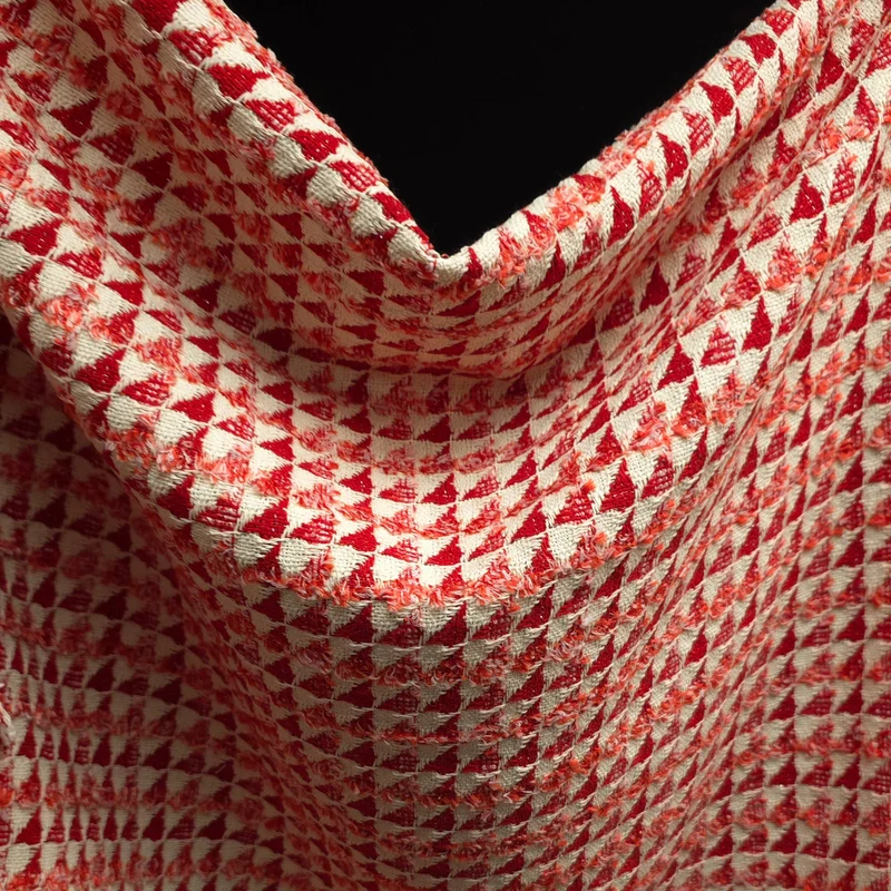 Jacquard Texturé en Coton & Lurex | Tissage Géométrique Rouge & Écru